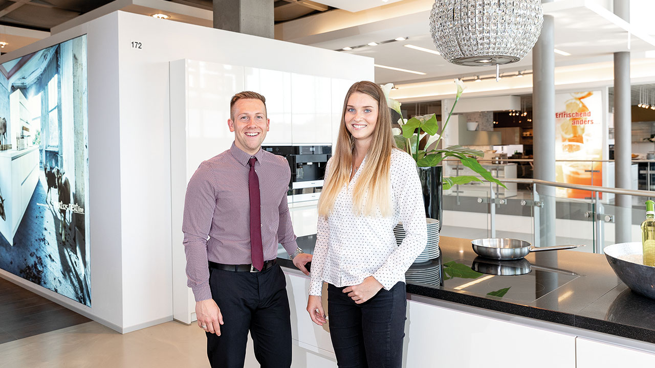 Zwei Personen in einer Küchen-Ausstellung