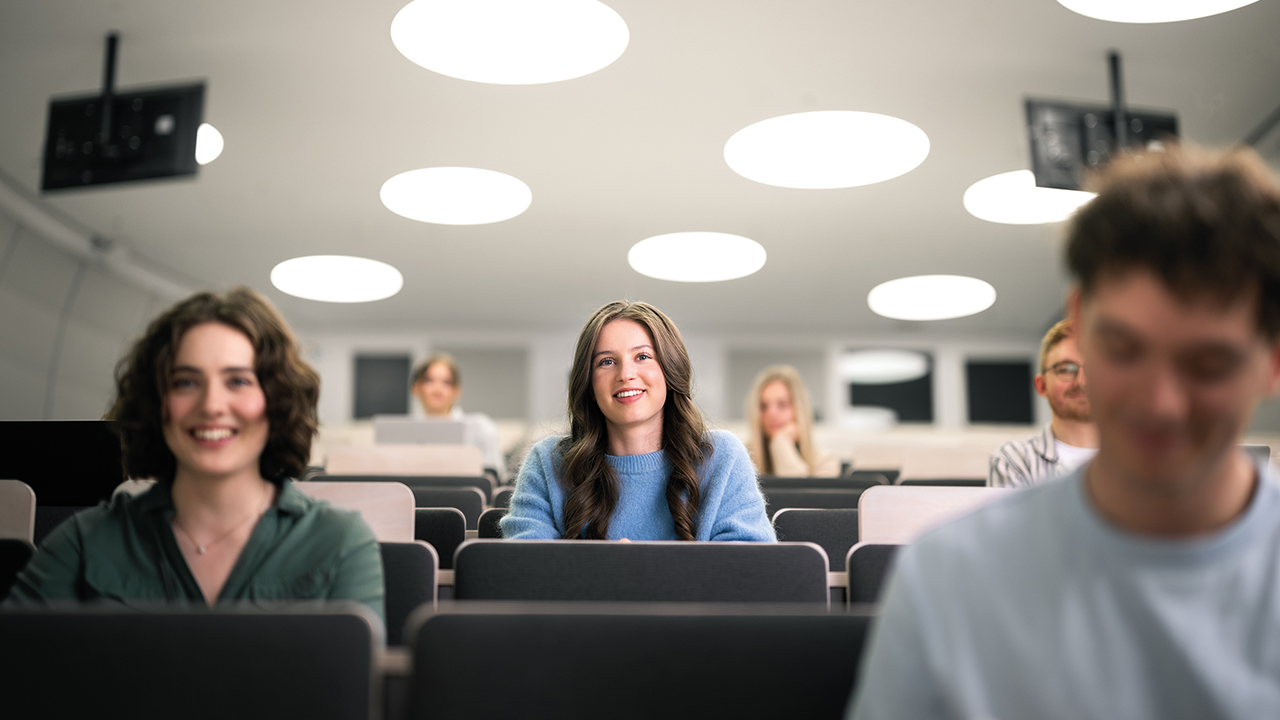 Junge Menschen im Hörsaal