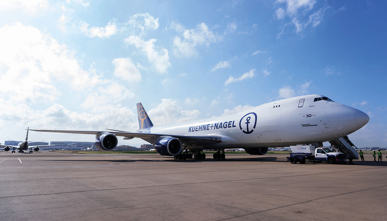 Großes weißes Flugzeug mit Aufschrift KUEHNE + NAGEL