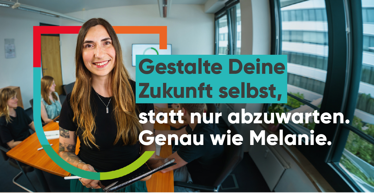 Junge Frau lächelt in die Kamera "Gestalte Deine Zukunft selbst, statt nur abzuwarten. Genau wie Melanie."