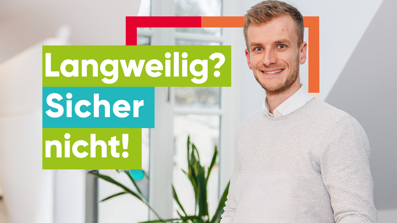 Junger Mann in einem Büro, der freundlich schaut. Daneben die Sätze: Langweilig? Sicher nicht!