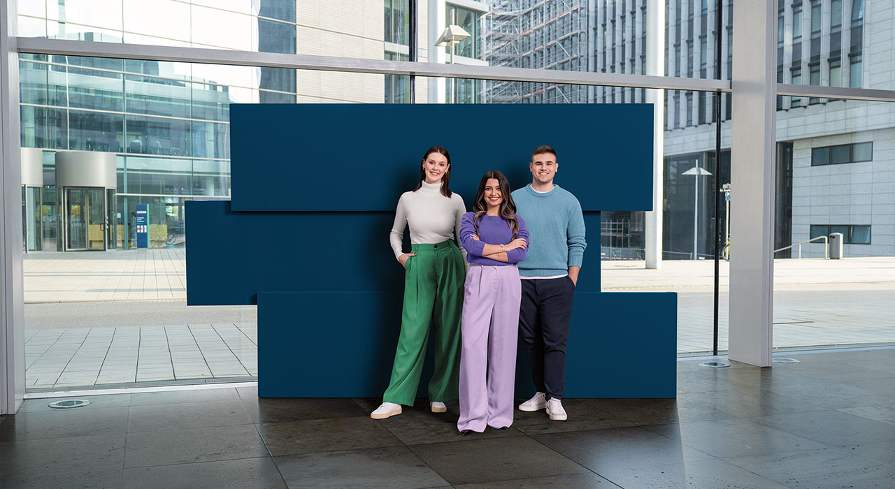 Gruppenbild vor dunkelblauen Hintergrund