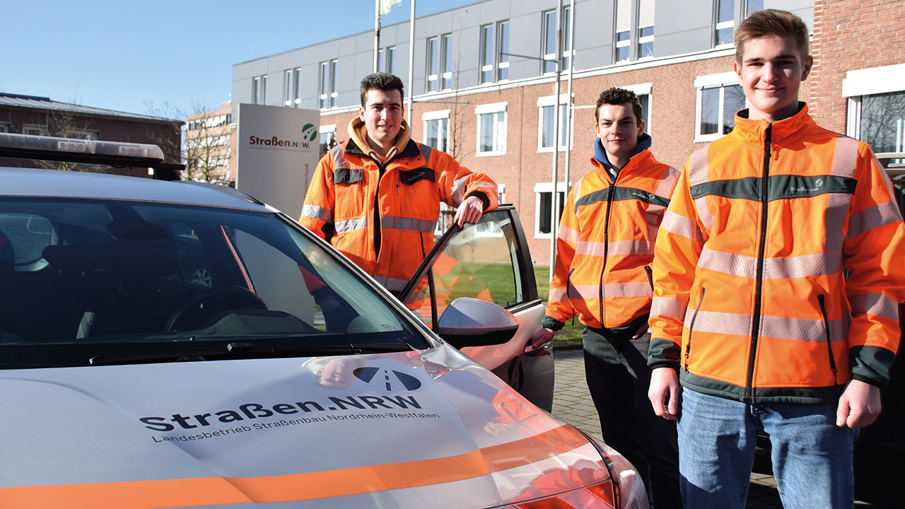 Drei Auszubildende des Landesbetriebs Straßenbau Nordrhein-Westfalen