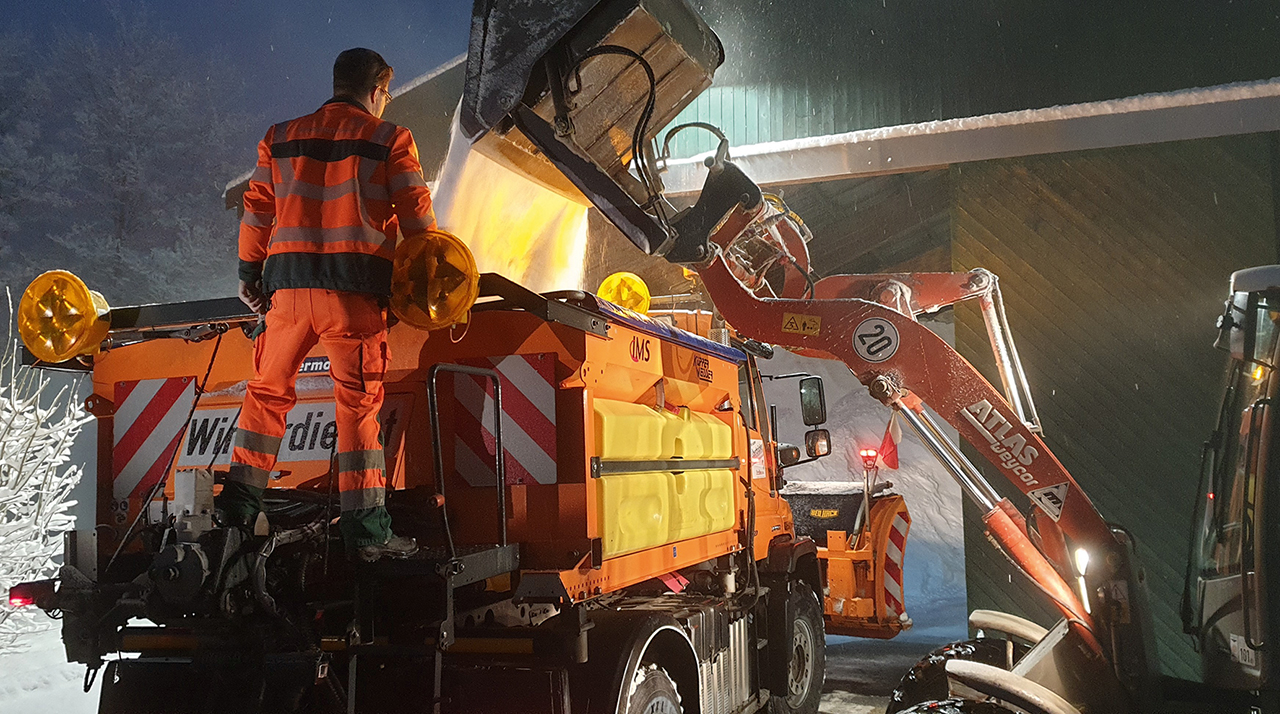 Mitarbeitender bei der Arbeit im Straßenverkehr