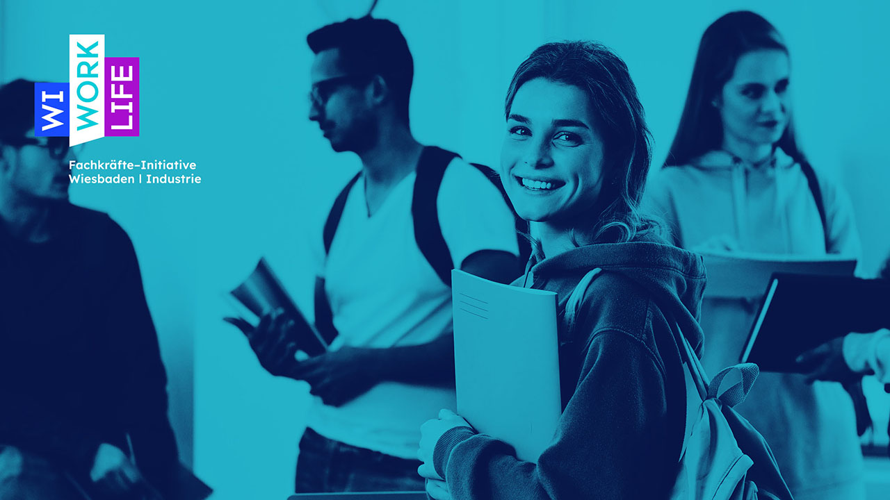 Junger Mensch mit Unterlagen im Arm lächelt in die Kamera, im Hintergrund weitere jungen Menschen im Gespräch, Bild ist blau eingefärbt