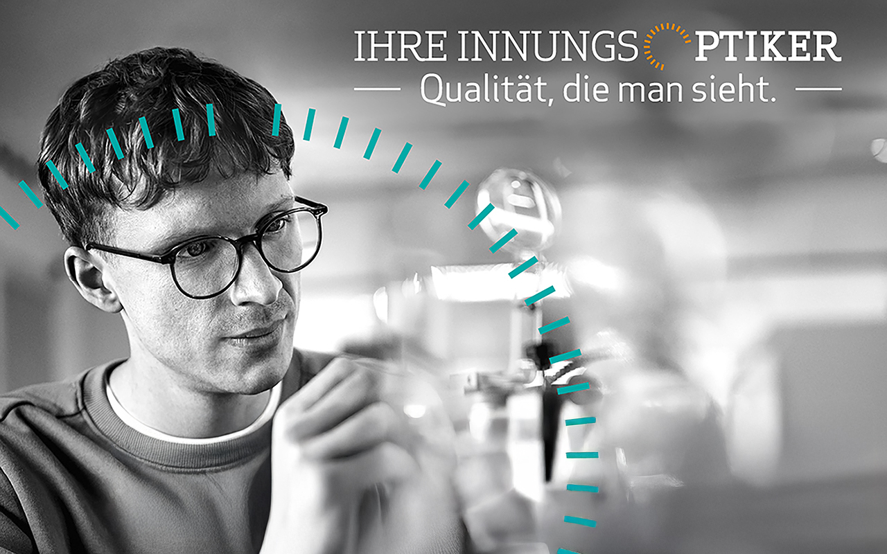 Junger Mann bei der Arbeit. Darüber der Satz Ihre Innungsoptiker. Qualität, die man sieht.