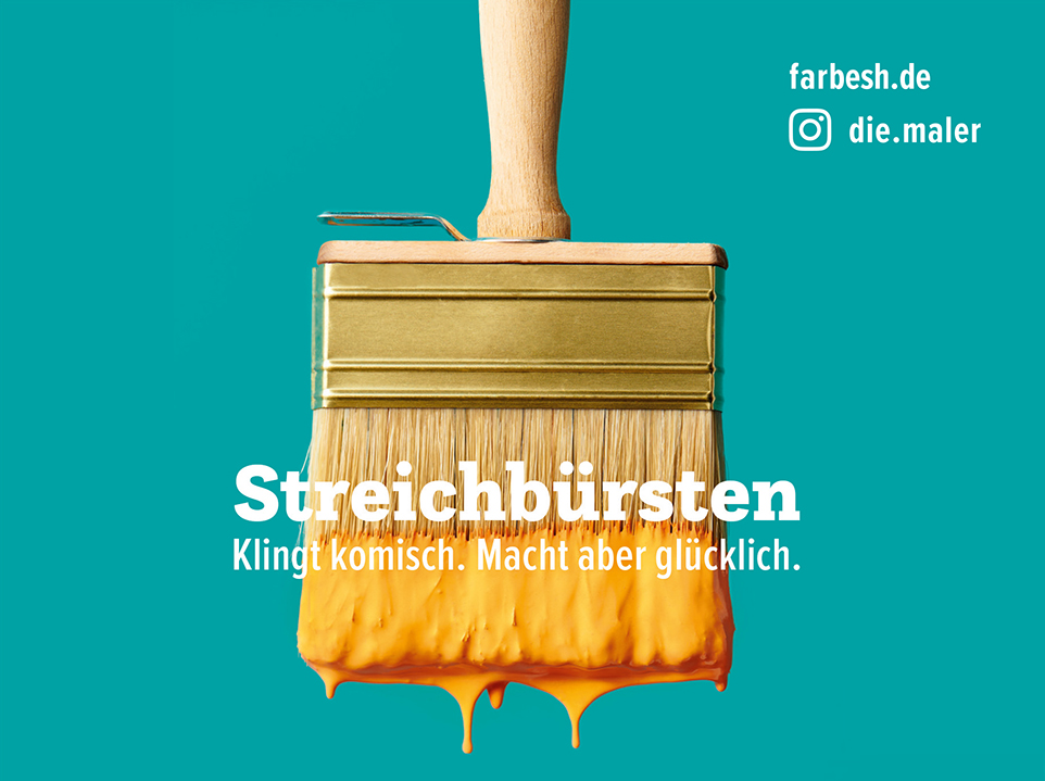 Ein Pinsel mit orangener Farbe hängt vertikal vor türkisem Hintergrund. Davor der weiße Slogan "Streichbürsten – Klingt komisch. Macht aber glücklich.".