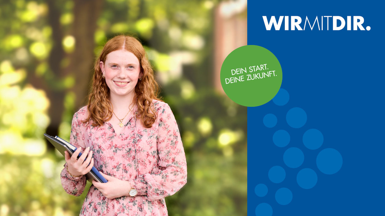 Frau mit Unterlagen in der Natur