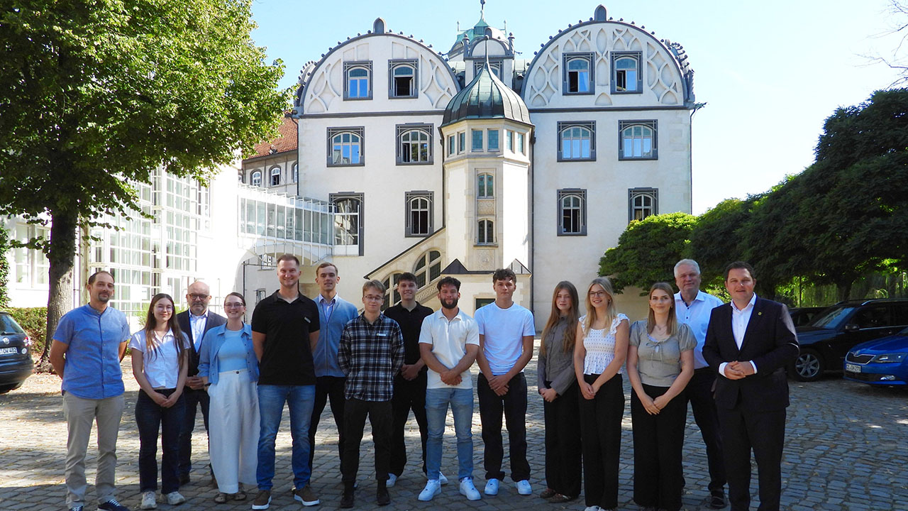 Azubis Landkreis Gifhorn vorm Schluss Gifhorn