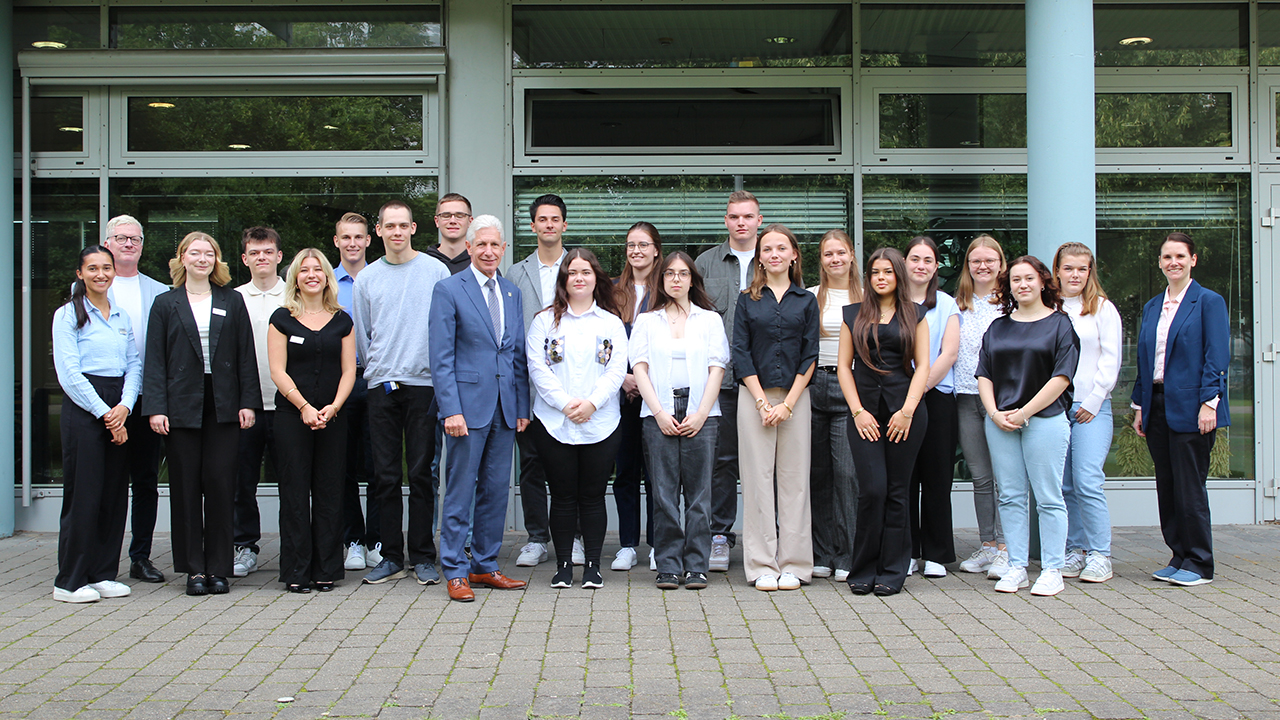 Gruppenbild von Mitarbeitenden