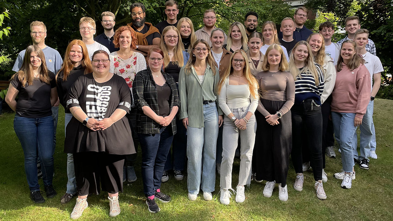 Teamfoto der Auszubildenden des Landkreises Osterholz im Grünen
