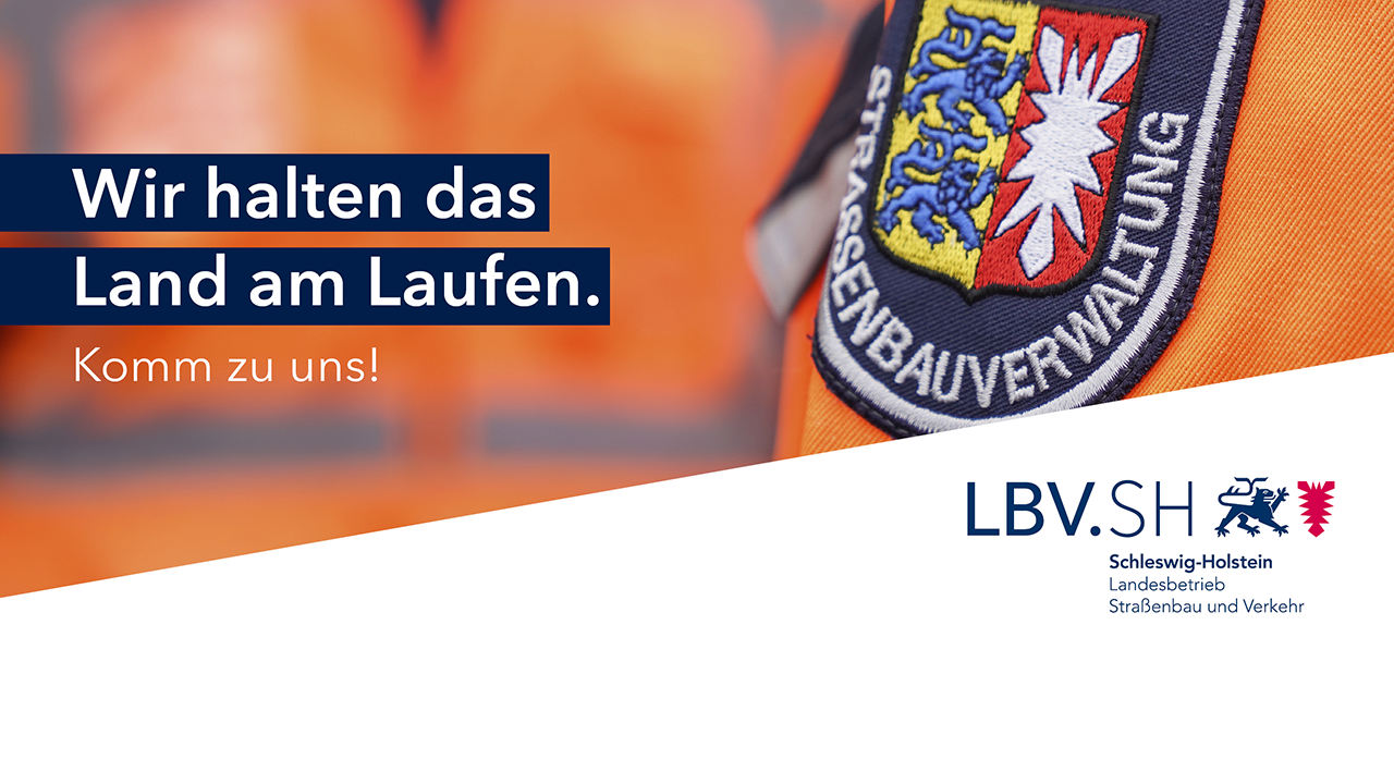 Das Bild zeigt rechtsseitig eine Nahaufnahme des Wappen der Straßenbauverwaltung. Auf der linken Seite steht der Slogan "Wir halten das Land am Laufen. Komm zu uns!".