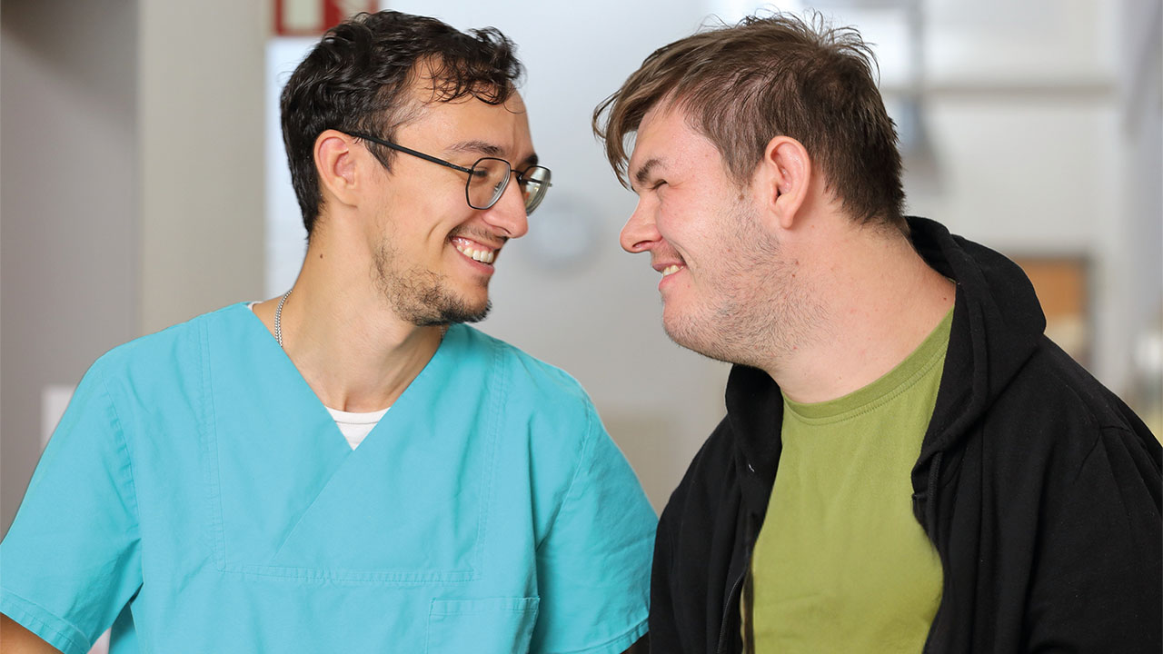 Zwei Menschen lachen sich an.