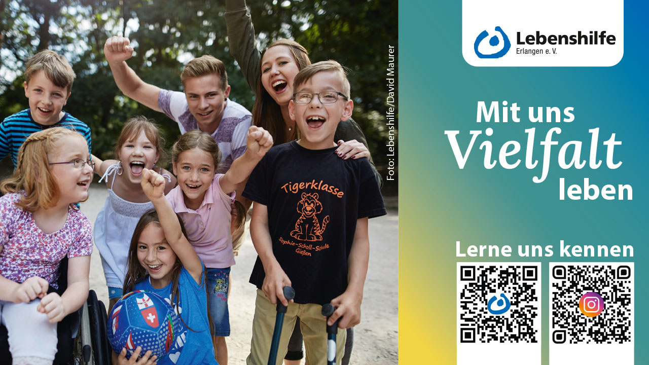 Links: Kindergruppe lächelt in die Kamera. Rechts: der Slogan "Mit Vielfalt leben"
