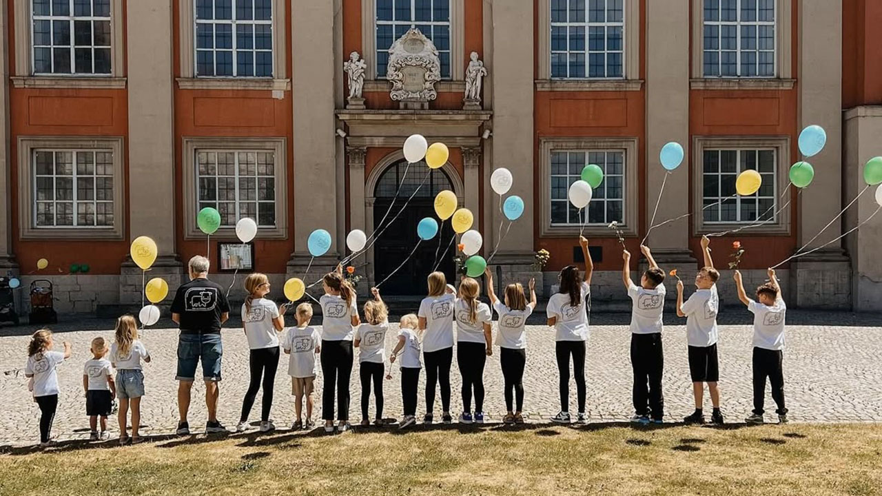 Kinder mit Luftballons in der Hand