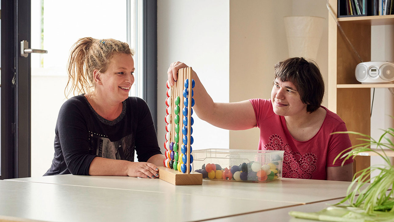 Zwei Personen spielen gemeinsam.
