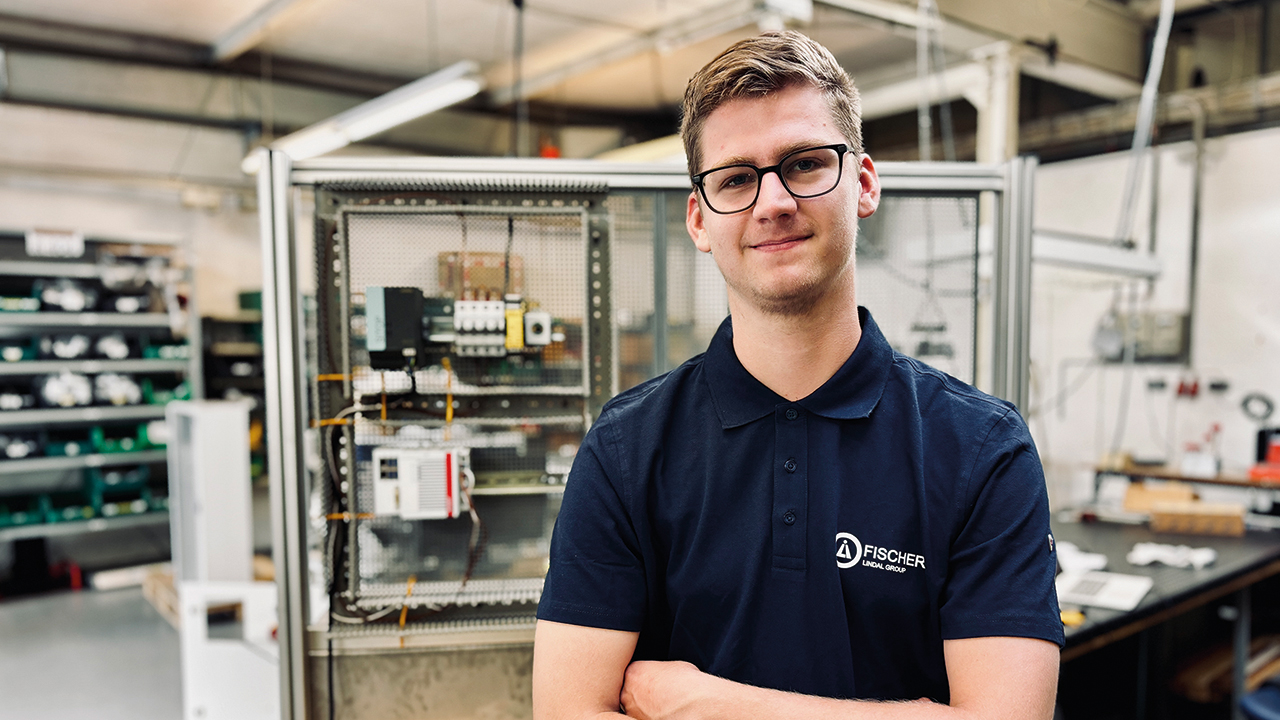 Junger Mann vor Maschine in einer Werkstatt