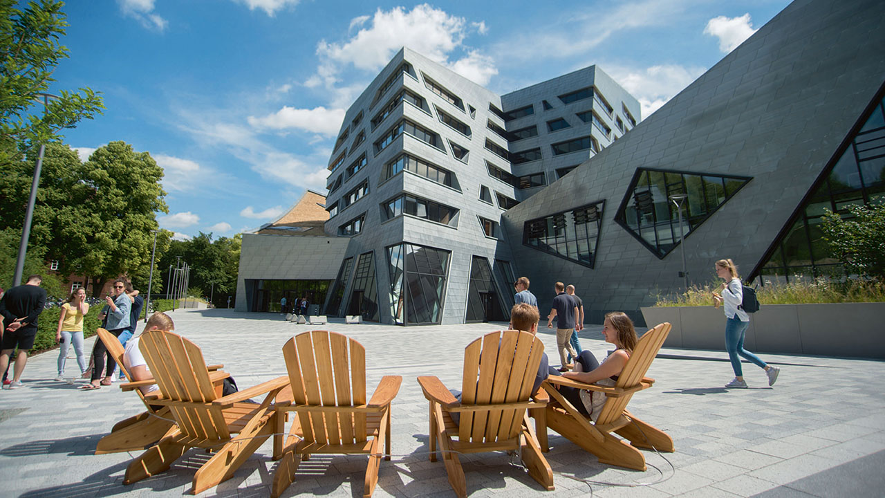 Sitzmöbel vor dem Universitätsgebäude