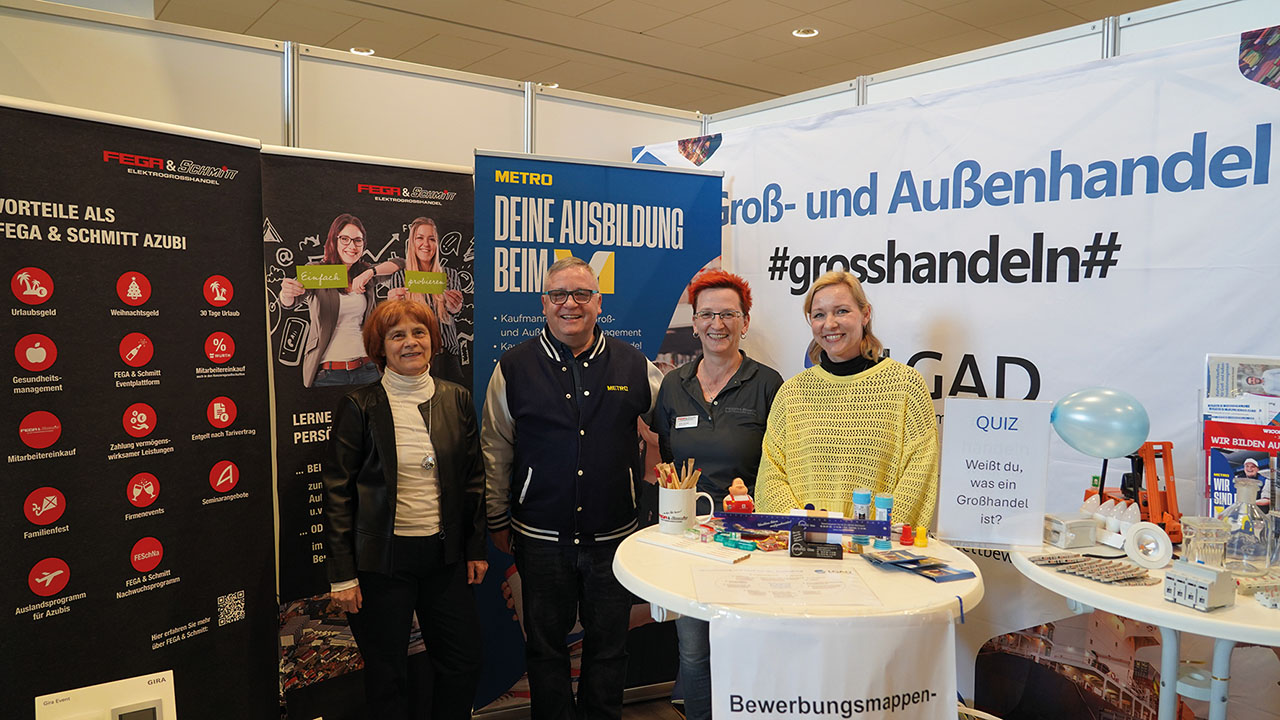Gruppenbild am Messestand