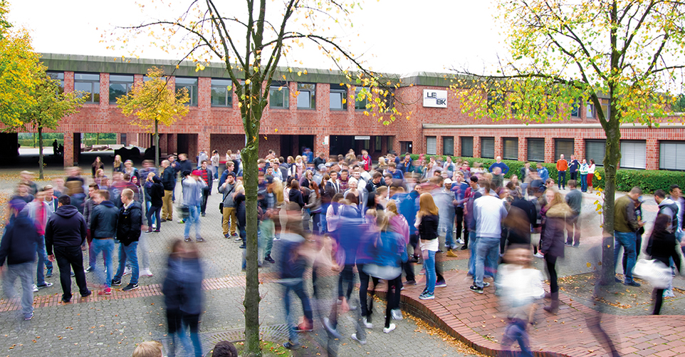 SchülerInnen auf dem Schulhof in verschiedenen Gruppen