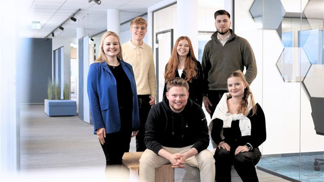 Gruppenfoto im Büro