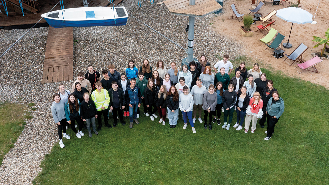 Gruppenbild der Auszubildenden und dual Studierenden aus der Vogelperspektive fotografiert.