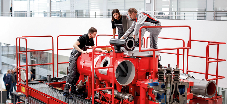 Drei Personen auf einer Maschine.