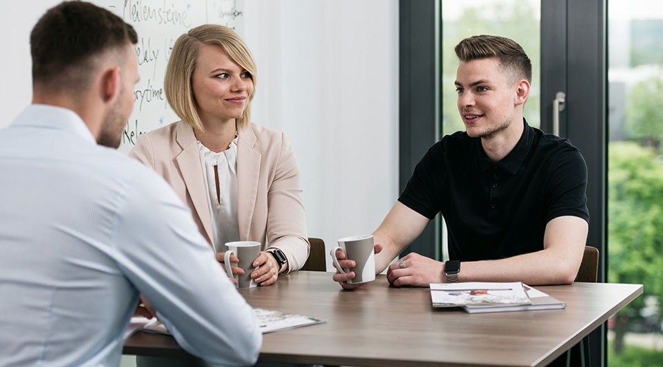 3 Personen im Gespräch