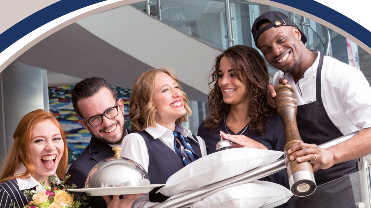 Gruppenbild von Hotelfachleuten, Restaurantfachleuten und Koch