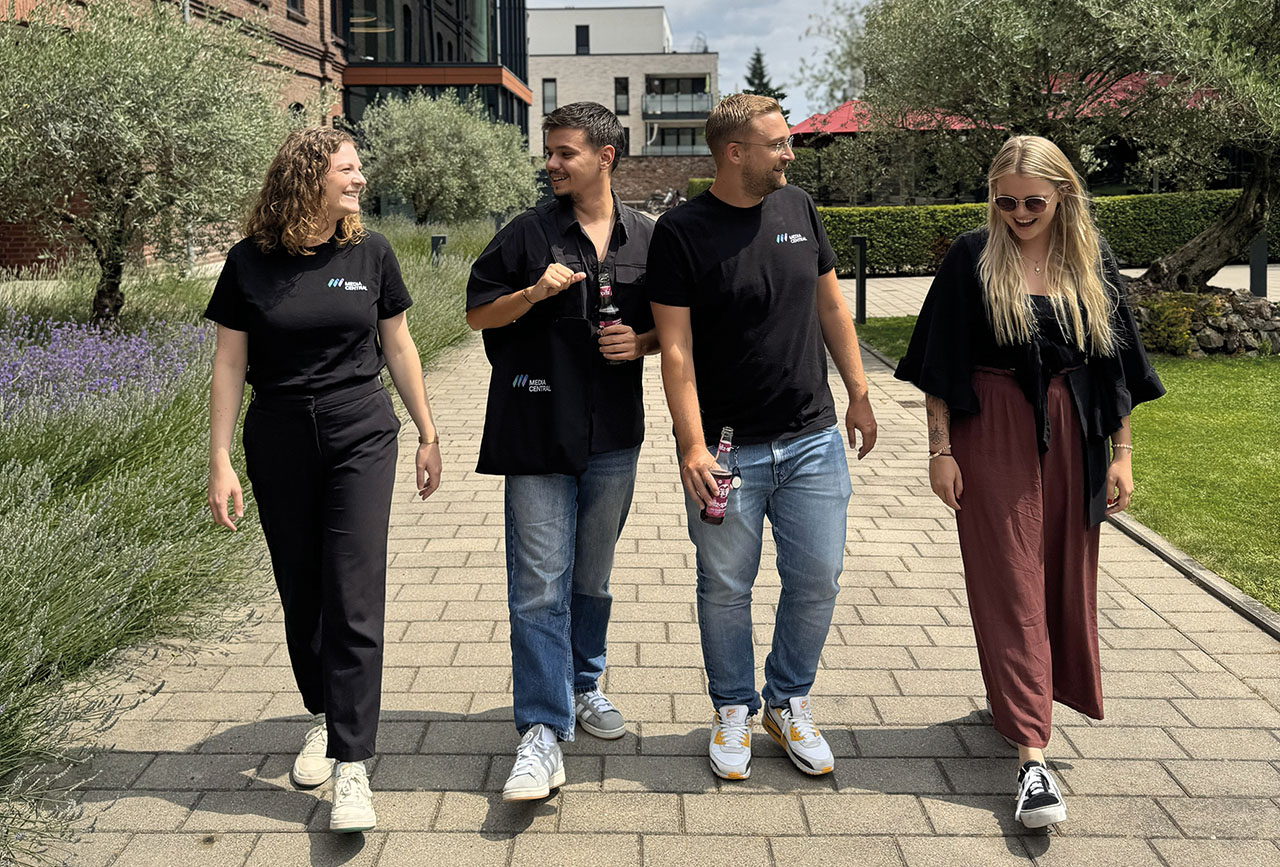 Vier Studenten auf dem Campus