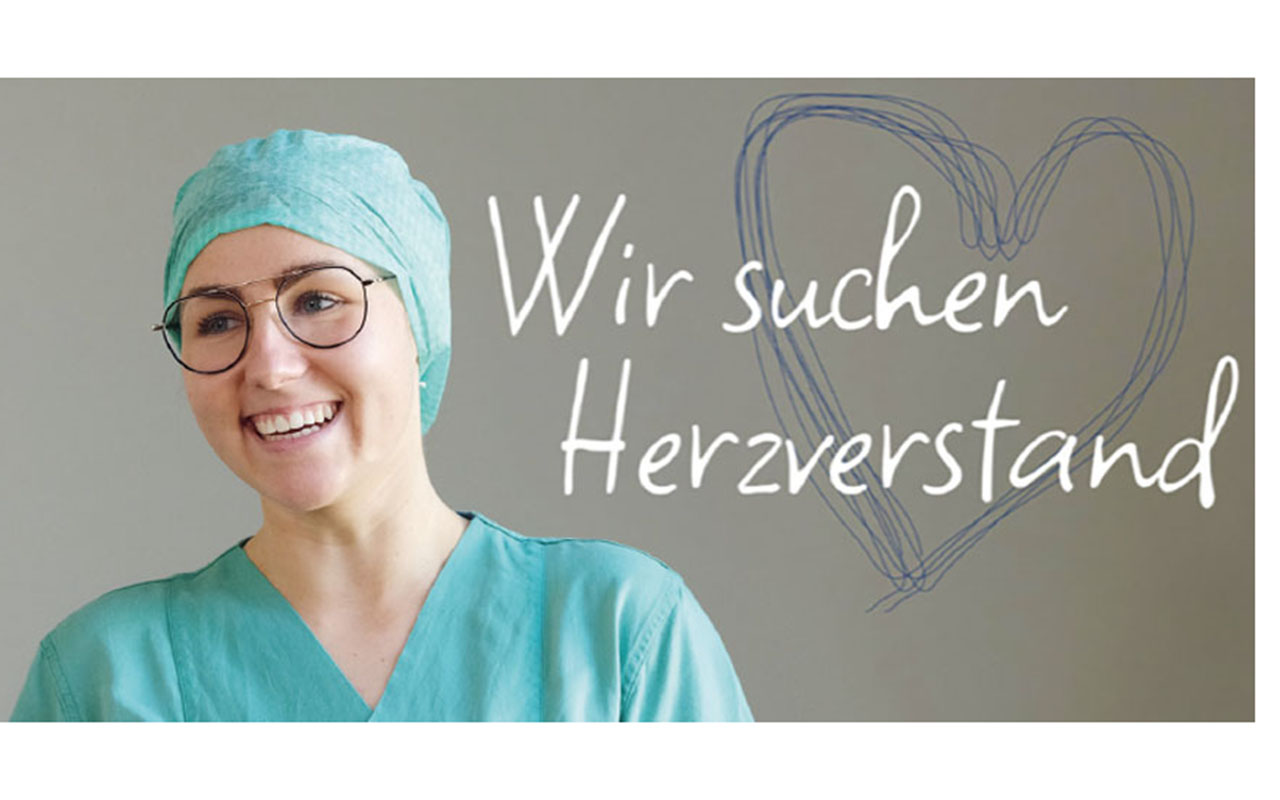 Person in OP-Kleidung lächelt, rechtsseitig der Slogan "Wir suchen Herzverstand."