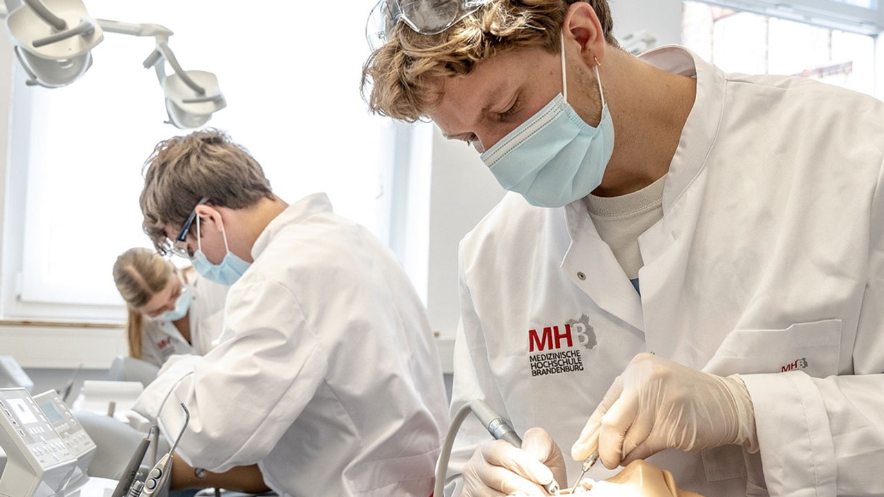 Studierende der Zahnmedizin bei einer Simulations-OP