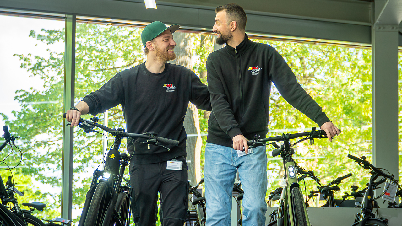 Zwei Mitarbeitende mit Fahrradern