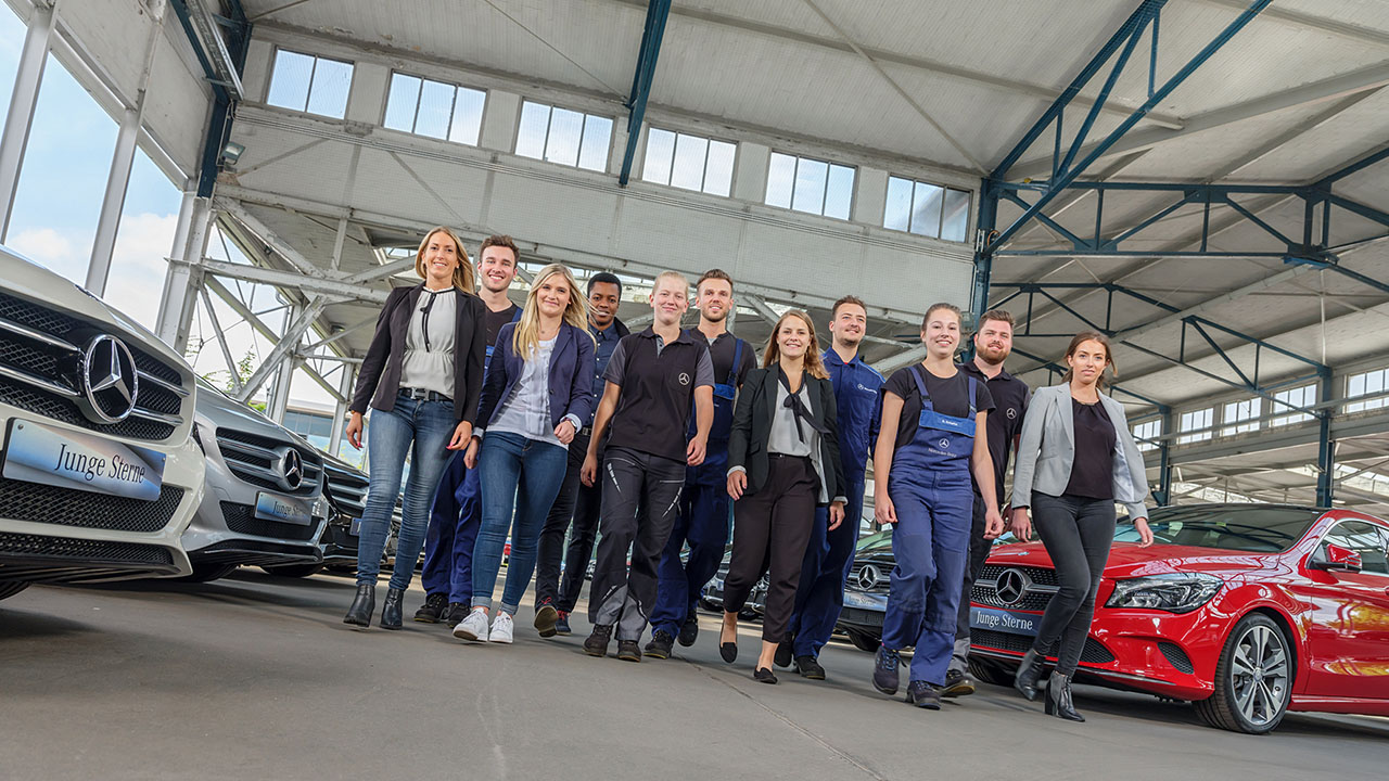 Azubi Gruppenbild vor Mercedes Autos