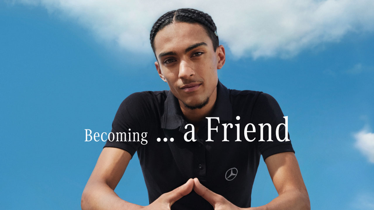 Junger Mensch im schwarzen Poloshirt mit Firmenlogo, Bildaufschrift: Becoming ... a friend