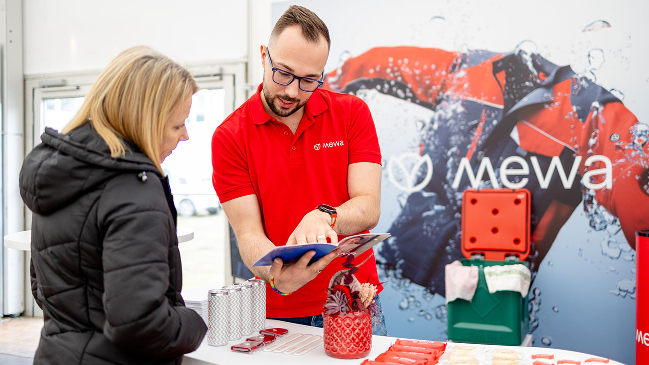 Kunde am Mewa-Messestand