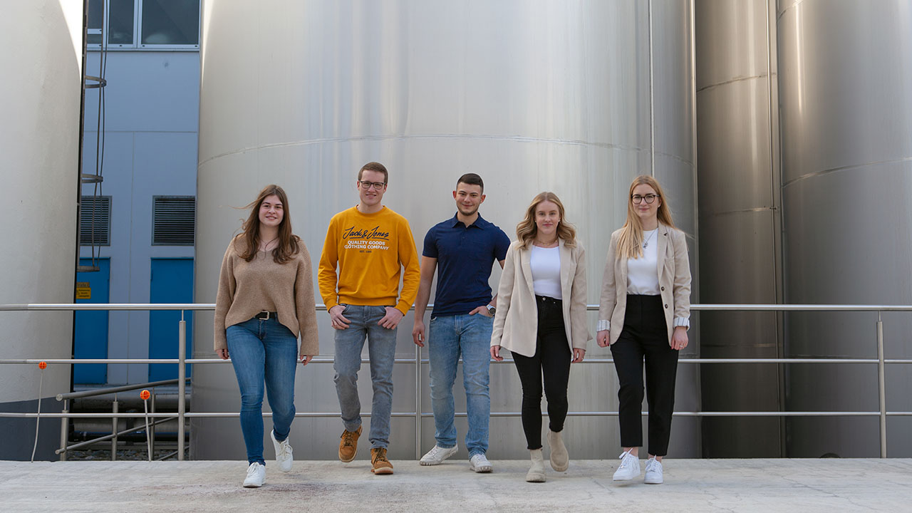 Junge Meneschen im Milchwerk