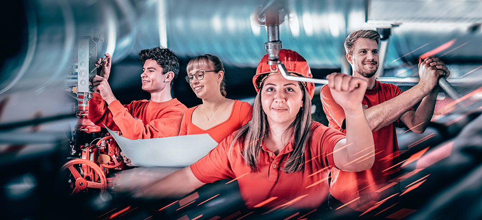 Bildcollage von 4 jungen Menschen in roten Minimax shirts, teilweise mit Bauhelm, die an Rohren arbeiten