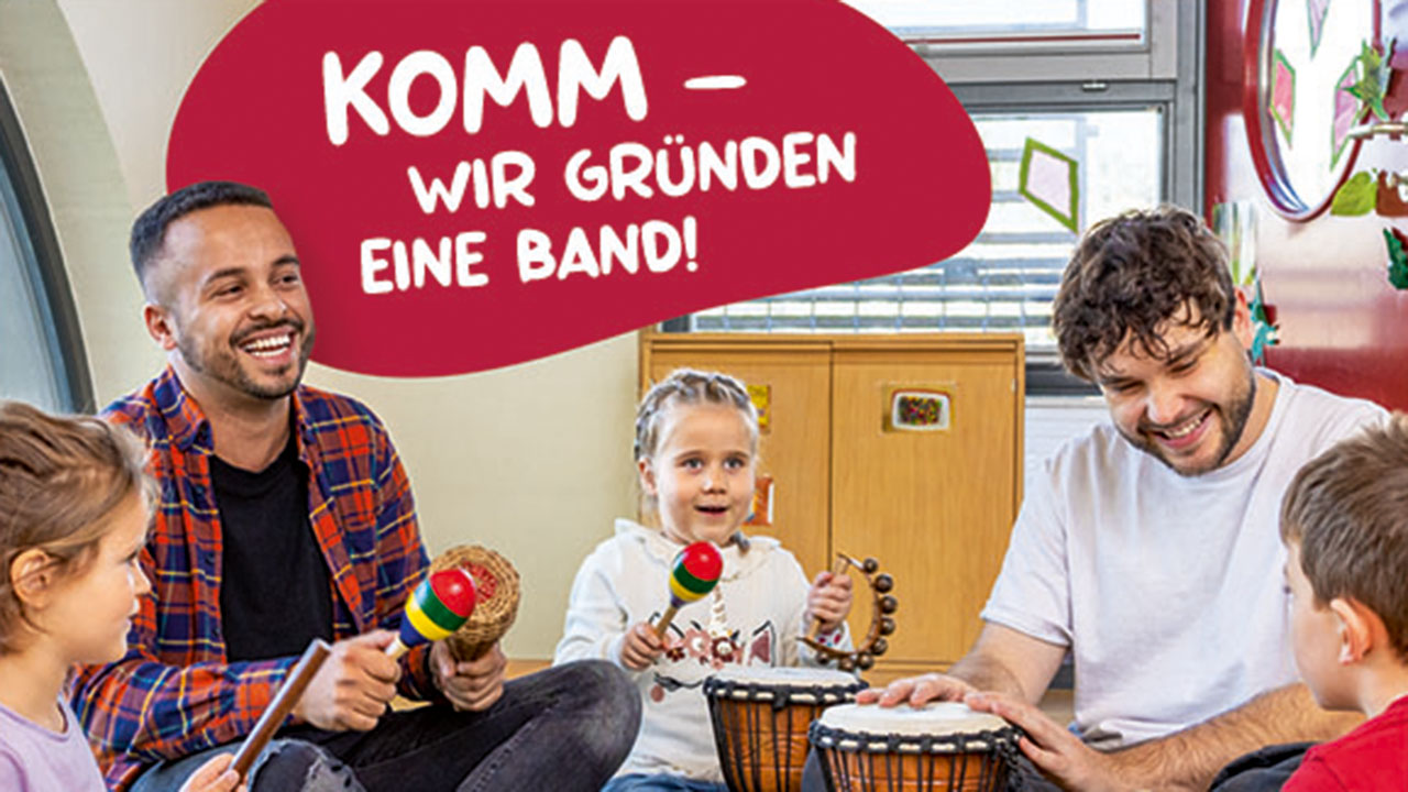 Zwei Erwachsene musizieren mit drei Kindern mit Trommeln und Rasseln, Bildaufschrift: Komm – wir gründen eine Band!