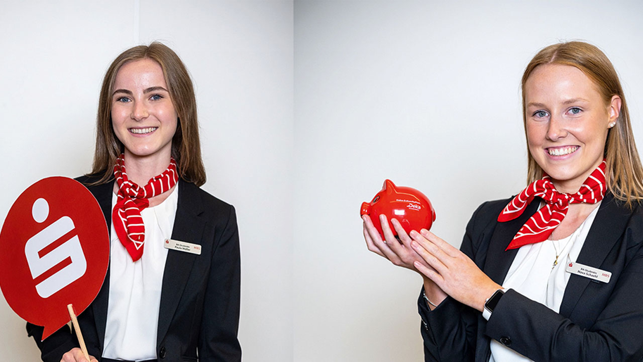 Collage aus zwei Bildern. Linksseitige Person hält eine Sprechblase mit dem Sparkassensymbol, rechtsseitig hält eine Person ein rotes Sparschwein in den Händen. 
