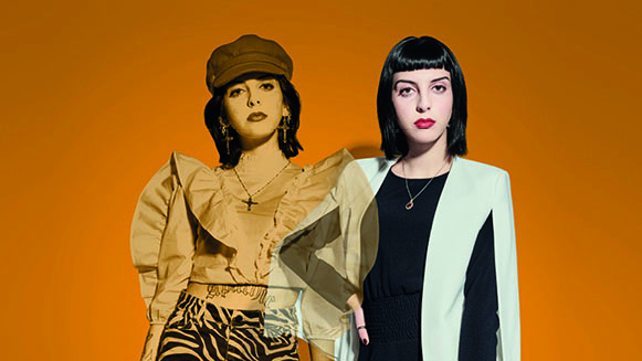 Zwei Models stehen vor orangefarbenem Hintergrund. Ein Model ist verspielt gekleidet, das andere Model ist elegant gekleidet.