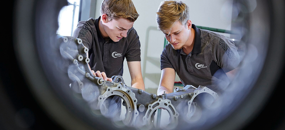 2 Junge Männer in der Werkstatt