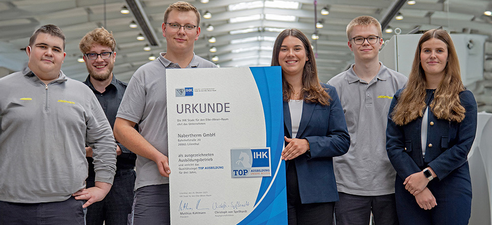 Sechs Auszubildende von Nabertherm präsentieren ihre IHK-Urkunde