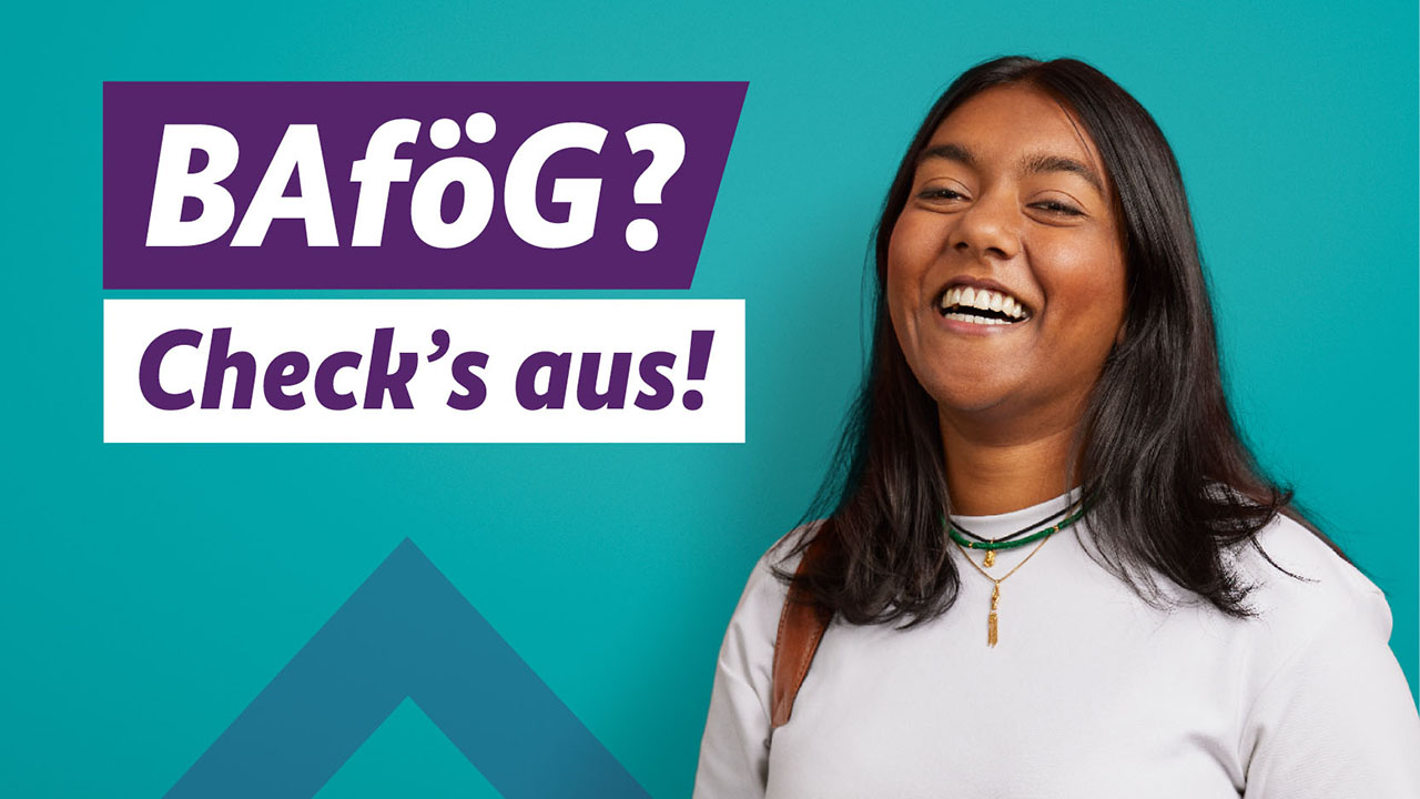 Junger lächelnder Mensch vor türkisem Hintergrund, Bildaufschrift: BAföG? Check's aus!