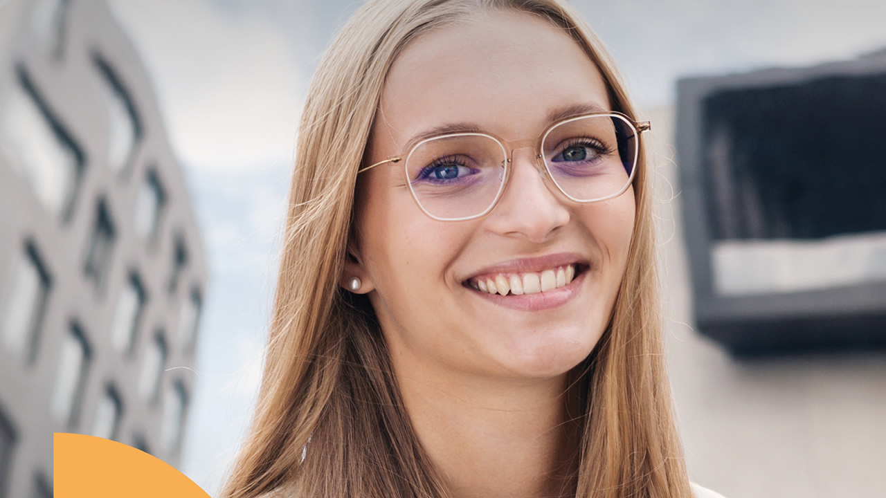 Das Bild zeigt eine lächelnde Person mit Brille.