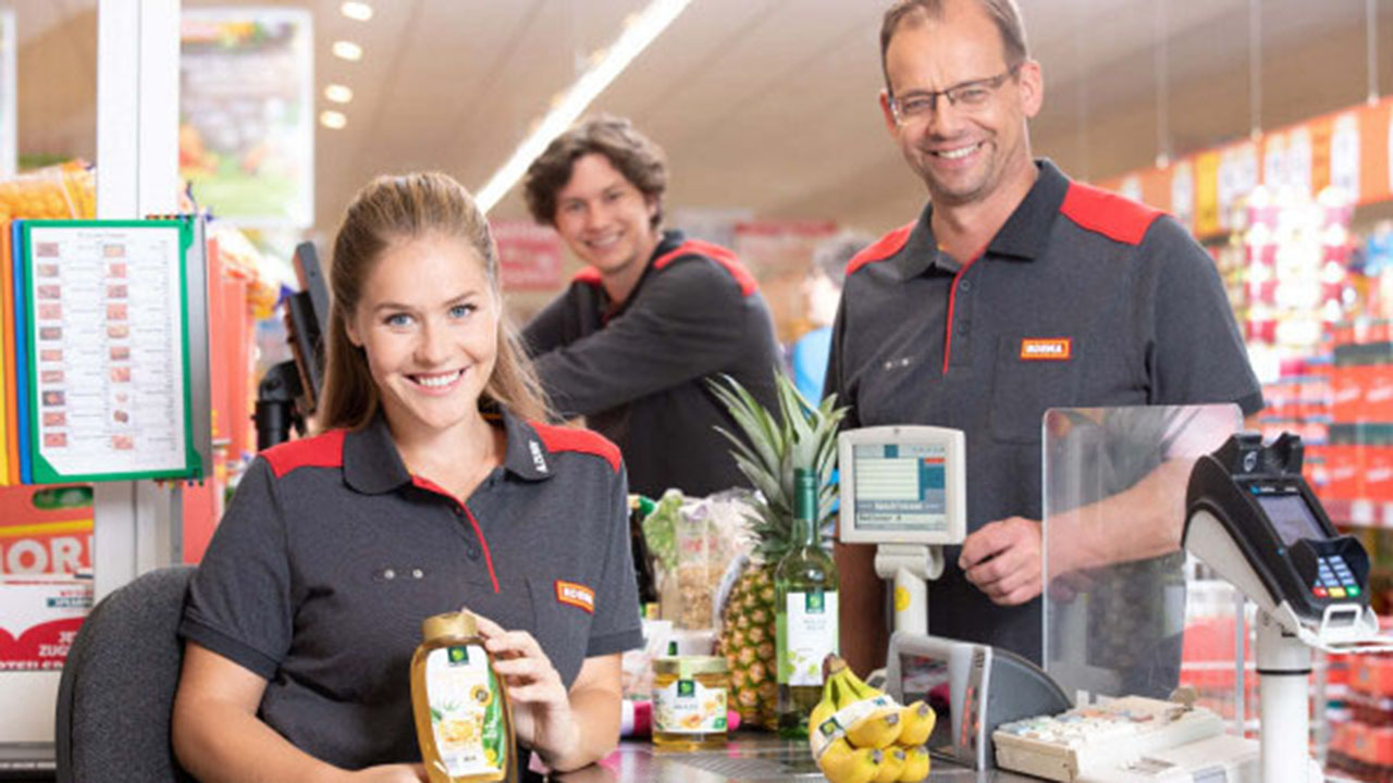 Mitarbeitende in der NORMA-Filiale