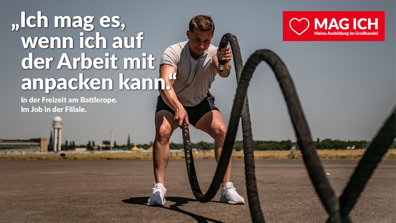 Person in Sportbekleidung trainiert im Freien mit zwei Seilen, Bildaufschrift: Ich mag es, wenn ich auf der Arbeit mit anpacken kann.