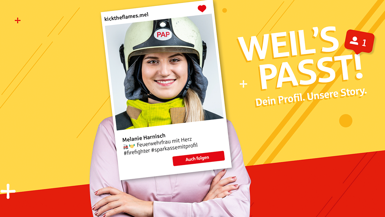 Bildcollage. Hintergrund gelb rot mit dem Spruch: Weil's passt! Dein Profi. Unsere Story. Dazu das Bild einer jungen Frau in Bluse über die ein Bild gelegt ist, das sie mit einem Helm zeigt. Dazu der Text: Melanie Harnisch Feuerwehrfrau mit Herz.