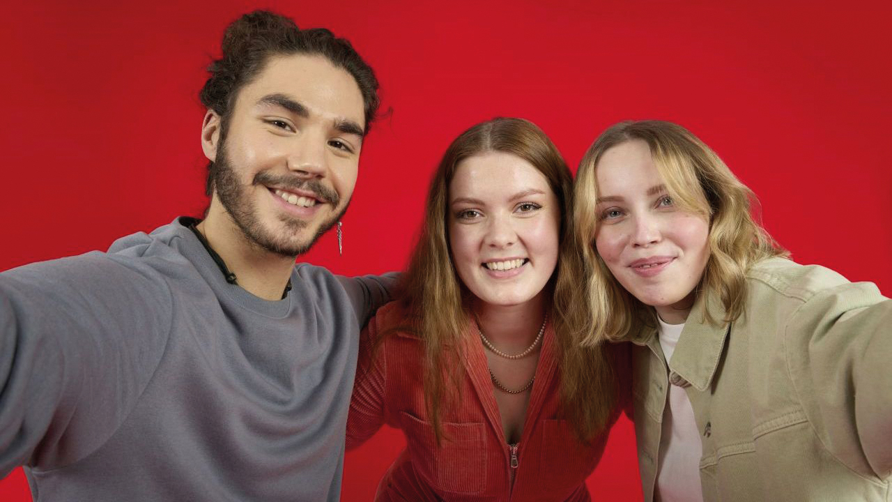 Drei junge Mitarbeitende 