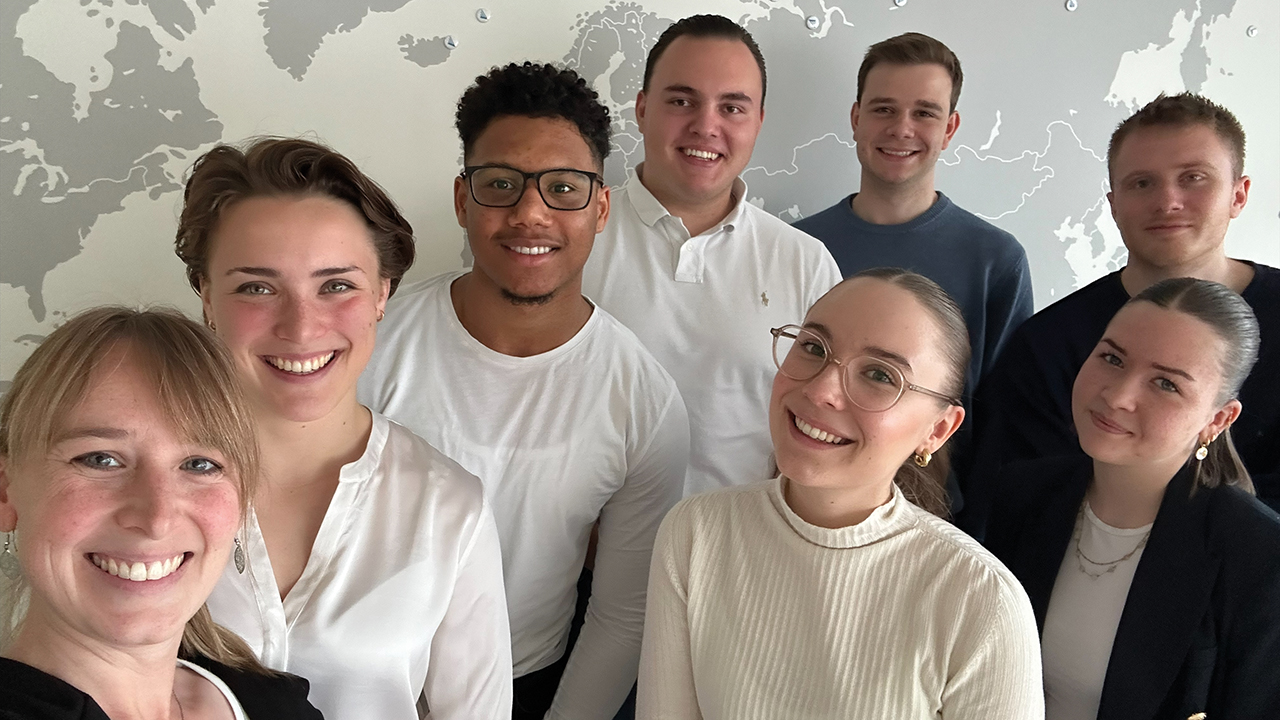 Gruppe junger Menschen lächelt in die Handykamera